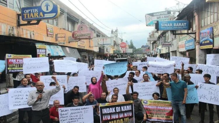 Dukung Pemko Bukittinggi, KNPI, Kadin dan UMKM Minta Awning Tetap Dibangun 1 Aksi penolakan rencana pembangunan kanopi jenis awning di Bukittinggi. Muncul suara pro dan kontra terhadap kebijakan pendirian awning yang akan dibangun di sepanjang Jalan Minangkabau itu. (Antara/Alfatah)