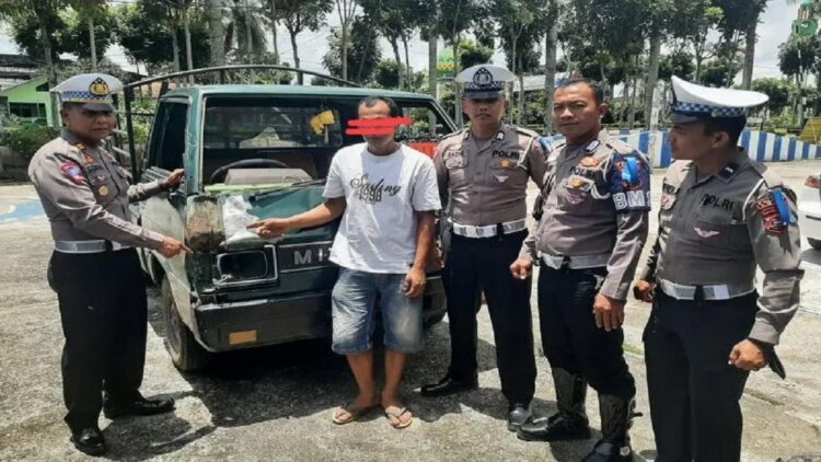 Kasat Lantas Polres Agam Iptu Apriman Sural sedang melihatkan kondisi mobil rusak. Dok Humas Polres Agam