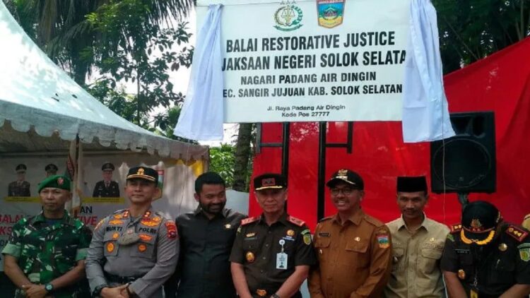 Hadirkan Jaksa lebih Dekat dengan Masyarakat, Balai Restorative Justice Ada di Solsel 1 Kepala Kejaksaan Tinggi Sumatera Barat Yusron foto bersama dengan Bupati Solok Selatan Khairunas, Wakil Bupati Yulian Efi, Kapolres AKBP Arief Mukti Adhi Sabhara, Ketua DPRD Zigo Rolanda usai peresmian balai restorative justice di Padang Aro, Selasa (04/10). (ANTARA/Erik IA)