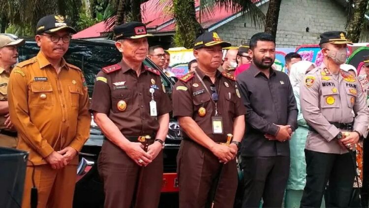 Penanganan sejumlah Kasus Korupsi di Solok Selatan Mandek, Kajati Sumbar Ungkap Kendalanya 1 Kepala Kejaksaan Tinggi Sumatera Barat Yusron bersama Bupati Solok Selatan Khairunas serta Ketua DPRD Zigo dan Kapolres Solok Selatan AKBP Arief Mukti Adhi Sabhara saat peresmian balai restorative justice di Nagari Padang Air Dingin Kecamatan Sangir Jujuan, Selasa (04/10). (Antara/Erik IA)