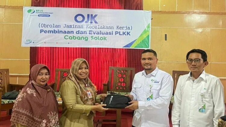 Kepala Kantor BPJS Ketenagakerjaan Cabang Solok Maulana Anshari Siregar memberikan cenderamata kepada Kepala Bidang Pelayanan dan Kesehatan Dinas Kesehatan Dharmasraya Lasbety Arifin saat pembinaan dan evaluasi PLKK, di Pulau Punjung. Antara/Erik