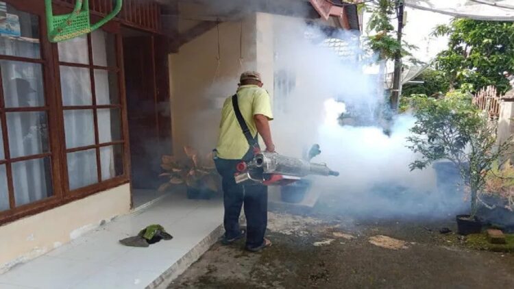 Petugas sedang melakukan fogging di Perumahan Talago Permai Lubukbasung, Sabtu (29/10). (ANTARA/Yusrizal)