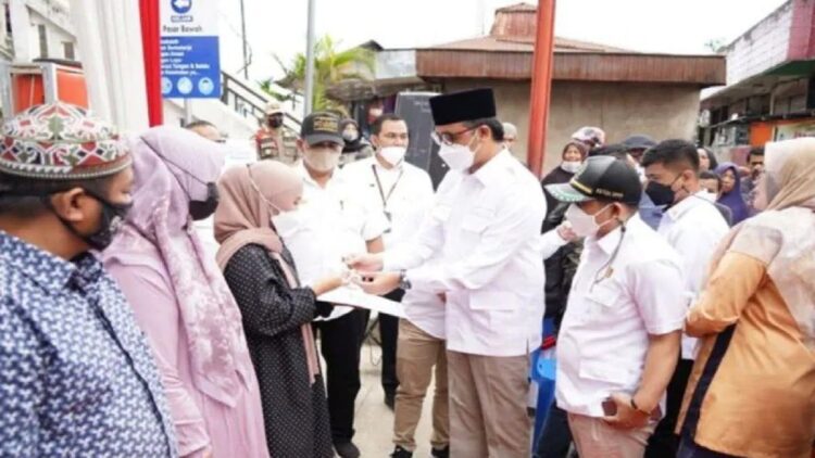 1.290 Warga Bukittinggi Manfaatkan Pinjaman lewat Tabungan Utsman, Dananya Rp9,3 M 1 Peluncuran Tabungan Utsman di Bukittinggi, Pemkot setempat mengungkap sebanyak 1.290 warga Kota Bukittinggi berhasil selamat dari jeratan rentenir melalui program pemerintah setempat bernama Tabungan Utsman senilai Rp 9,3 miliar. (Antara/Alfatah)