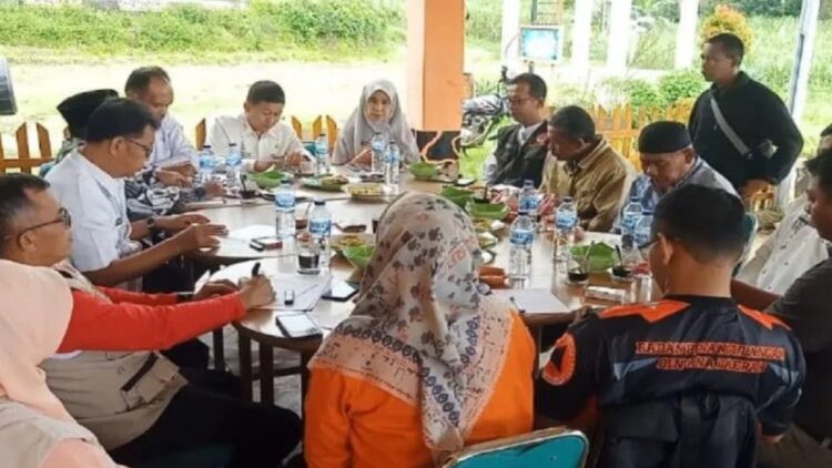 BPBD Agam bakal Gelar Simulasi Evakuasi Bencana Gunung Marapi 1 Diskusi bersama dalam menyikapi status Gunung Marapi level II. (Antara/HO-Dok BPBD Agam)