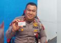 Ipda Zarwiko memperlihatkan blangko SIM di Polresta Padang