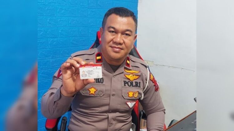 Ipda Zarwiko memperlihatkan blangko SIM di Polresta Padang