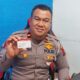 Ipda Zarwiko memperlihatkan blangko SIM di Polresta Padang