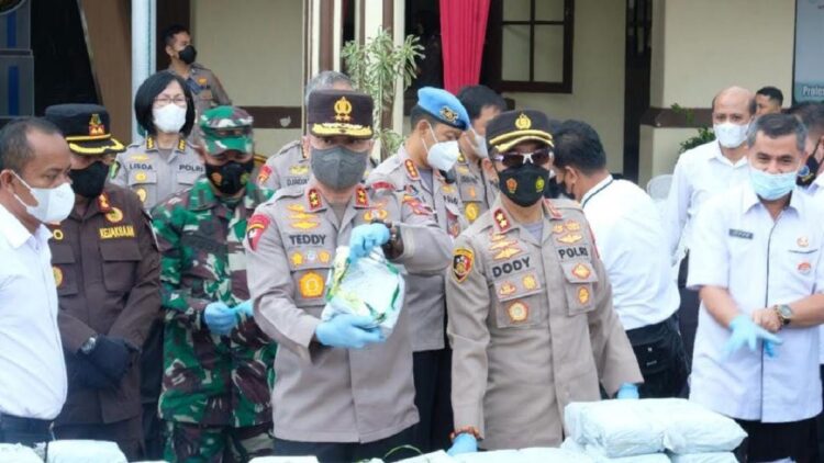Mantan Kapolres Bukittinggi Diduga Terlibat Kasus Irjen TMP 1 Irjen Pol Teddy saat konpers penangkapan sabu 41 Kg di Bukittinggi