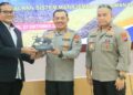 Kepala Departemen Komunikasi & Hukum Perusahaan PT Semen Padang Iskandar Z Lubis (paling kiri) menyerahkan cendera mata kepada Kapolda Sumbar Irjen. Pol. Suharyono yang didamping Wakapolda, Brigjen Pol Edi Mardianto pada acara Rakor Ditpamobvit Polda Sumbar, Kamis (27/10/2022). (Humas Polda)