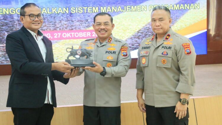 Kepala Departemen Komunikasi & Hukum Perusahaan PT Semen Padang Iskandar Z Lubis (paling kiri) menyerahkan cendera mata kepada Kapolda Sumbar Irjen. Pol. Suharyono yang didamping Wakapolda, Brigjen Pol Edi Mardianto pada acara Rakor Ditpamobvit Polda Sumbar, Kamis (27/10/2022). (Humas Polda)