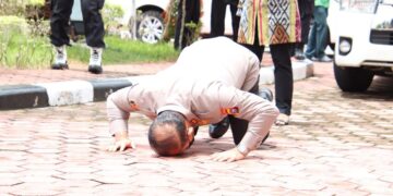 Kapolda Sumbar Irjen Pol Suharyono sujud syukur usai mendarat di BIM