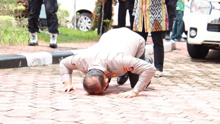 Kapolda Sumbar Irjen Pol Suharyono sujud syukur usai mendarat di BIM