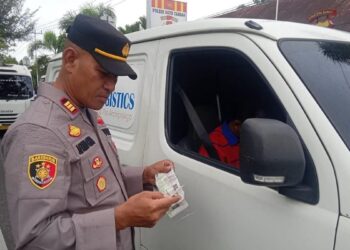 Kapolsek Koto Tangah periksa surat kendaraan di batas Padang-Pariaman dalam Operasi Zebra Singgalang 2022