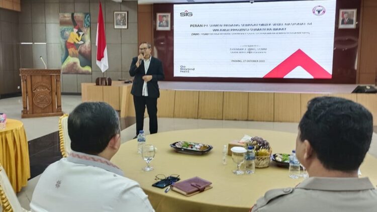 Kepala Departemen Komunikasi & Hukum Perusahaan PT Semen Padang Iskandar Z Lubis ketika menjadi narasumber pada acara Rapat Koordinasi Direktorat Pengamanan Obyek Vital (Ditpamobvit) Polda Sumbar, Kamis (27/10/2022). (Humas SP)