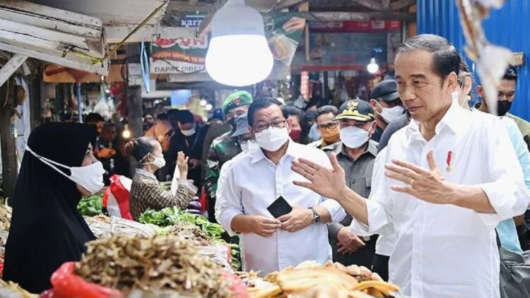 Presiden Joko Widodo berbicara kepada pedagang usai memberikan bantuan sosial di Pasar Klandasan, Balikpapan, Kalimantan Timur, Selasa (25-10-2022). ANTARA/HO-Biro Pers Setpres/Laily Rachev/aa.