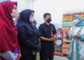 Menaker RI Temui Pekerja Penerima BSU di Padang 5 Menaker RI Ida Fauziyah berbincang dengan pegawai Budiman Swalayan