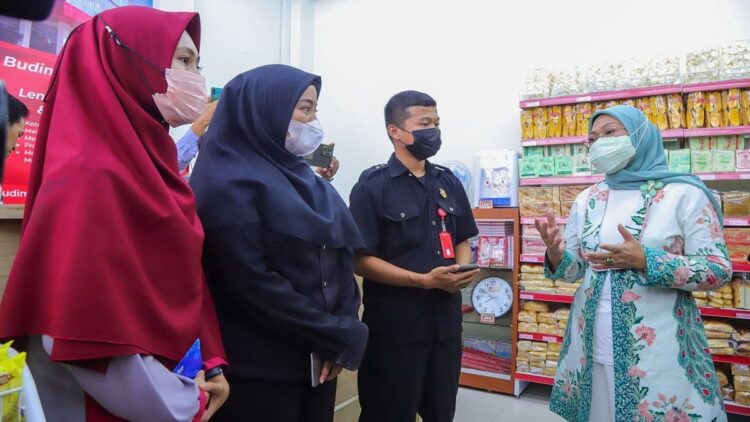 Menaker RI Temui Pekerja Penerima BSU di Padang 1 Menaker RI Ida Fauziyah berbincang dengan pegawai Budiman Swalayan
