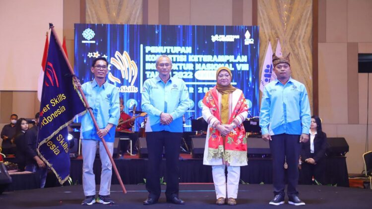 KKIN VIII 2022 Resmi Ditutup Menaker RI, Ini Pemenangnya 1 Menaker RI Ida Fauziyah bersama Dirjen Binalavotas Budi Hartawan dan Kepala BPVP Padang Eka Cahyana