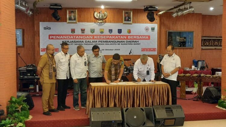 Wali Kota Solok Sebut Kerjasama untuk Pembangunan Daerah Suatu Keharusan 1 MoU Wali Kota se-Sumatera Barat untuk pembangunan daerah dengan Semen Padang