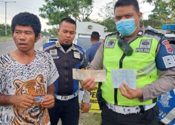 Razia di Padang, Polisi Amankan Sopir Pakai SIM Palsu 13 Petugas Satlantas Polresta Padang mengamankan sopir yang menggunakan SIM fotokopi.