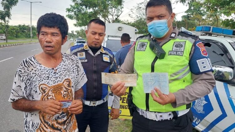 Razia di Padang, Polisi Amankan Sopir Pakai SIM Palsu 1 Petugas Satlantas Polresta Padang mengamankan sopir yang menggunakan SIM fotokopi.