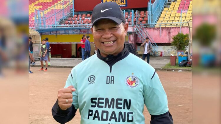 Asisten Pelatih Semen Padang FC Delfiadri. (dok. istimewa)