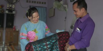 Petugas Lapangan Amartha dan Ibu Mitra Amartha.