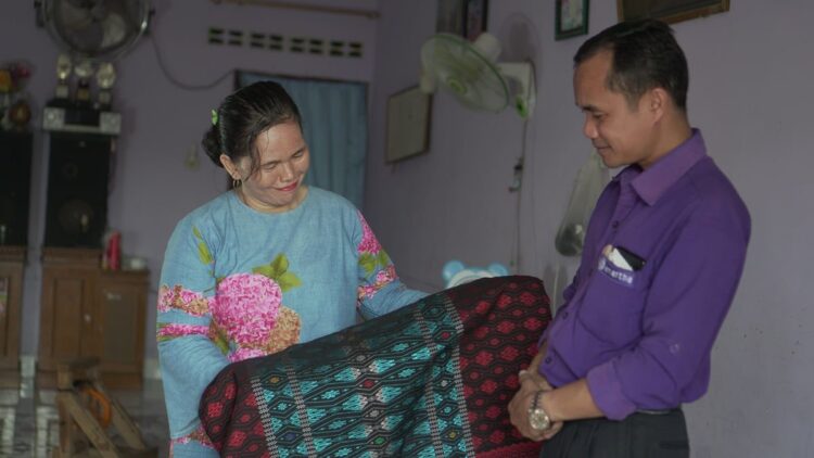 Petugas Lapangan Amartha dan Ibu Mitra Amartha.