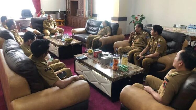 Pj Wako Payakumbuh Ingin Daerahnya Punya Ikon Budaya 1 Pj Wali Kota Payakumbuh saat pertemuan dengan Camat se Kota Payakumbuh yang berlangsung di ruang kerjanya. (Antara/HO-Pemkot Payakumbuh)