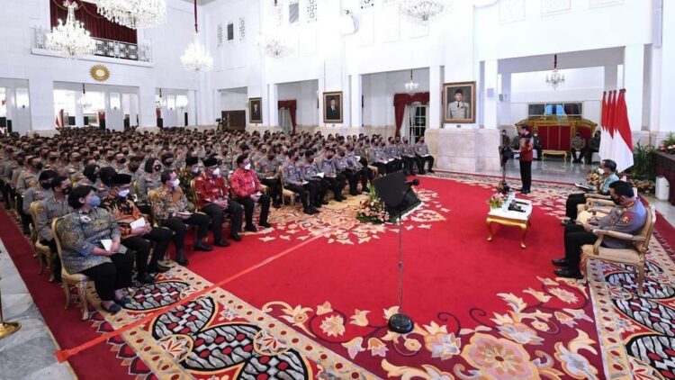 Gaya Hidup Jadi Kunci untuk Jaga Kepercayaan Publik ke Polisi 1 Presiden Jokowi bertemu perwakilan polisi dari seluruh Indonesia