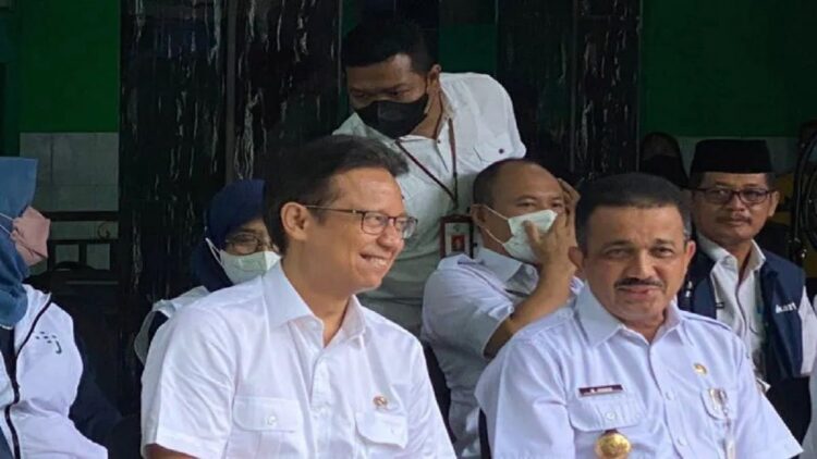 Menteri Kesehatan RI Budi Gunadi Sadikin (kiri) saat ditemui ANTARA usai Gerakan Nasional Aksi Bergizi 2022 yang diikuti di Jakarta, Rabu (26/10/2022). (ANTARA/Hreeloita Dharma Shanti)