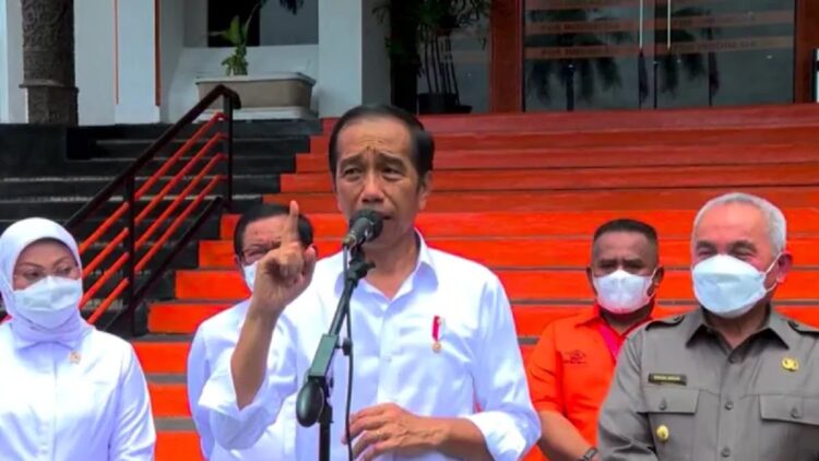 Kendalikan Inflasi, Pemerintah Subsidi Biaya Transportasi untuk Komoditas 1 Tangkapan Layar - Presiden Joko Widodo memberikan keterangan pers setelah menyerahkan bantuan sosial di Balikpapan, Kalimantan Timur, Selasa (25/10). (ANTARA/Indra Arief)