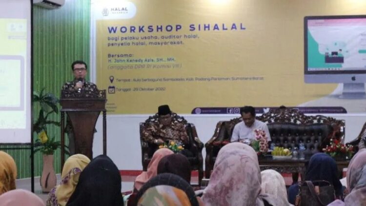Pelaksana Tugas Sekretaris Badan Penyelenggara Jaminan Produk Halal (BPJPH) H. E. A Chuzaemi Abadin menyampaikan sambutan pada Workshop Sistem Informasi Halal (Sihalal) di Kota Pariaman, Sumatera Barat (Sumbar), Sabtu. (ANTARA/Aadiaat MS)