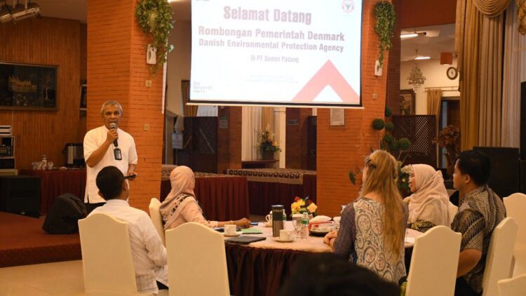 Direktur Utama PT Semen Padang Asri Mukhtar menyampaikan paparan saat menerima tim Dinas Lingkungan Hidup Provinsi Sumatera Barat, Dinas Lingkungan Hidup Kota Padang, Kedutaan Denmark dan Danish Environmental Protection Agency (DEPA), di Wisma Indarung, Jumat (30/9/2022)