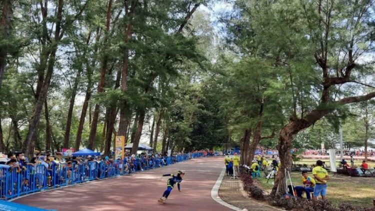 Salah seorang atlet sepatu roda mengikuti Kejurnas Sepatu Roda di Pariaman, Sumbar. (Antara/Aadiaat M.S)