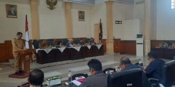 Wali Kota Pariaman, Sumbar Genius Umar menyampaian Nota Penjelasan Wali Kota Pariaman tentang Ranperda APBD 2023 pada sidang paripurna di Pariaman, Senin. (ANTARA/Aadiaat M. S.)