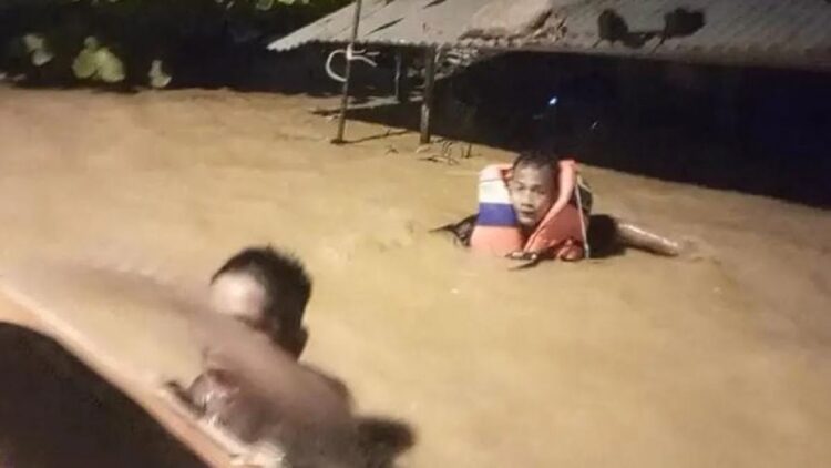 Banjir Setinggi 2 Meter Rendam Kawasan Tabiang Banda Gadang, Puluhan Orang Dievakuasi, Ratusan Terdampak 1 Sejumlah kawasan di Kota Padang diterjang banjir akibat hujan yang terjadi sepanjang Sabtu malam hingga Minggu pagi. (IST)