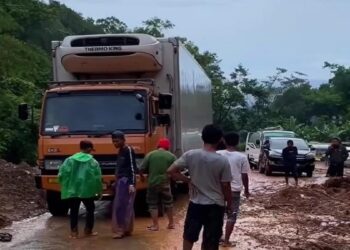 Longsor di Sitinjau Lauik Picu Macet Selama 5 Jam, Jalan masih Buka-Tutup
