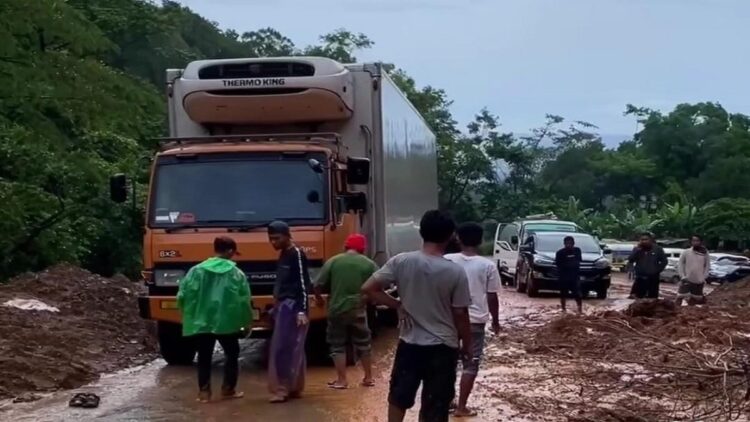 Proses evakuasi material longsor masih berlangsung di kawasan Sitinjau Lauik. (IST)