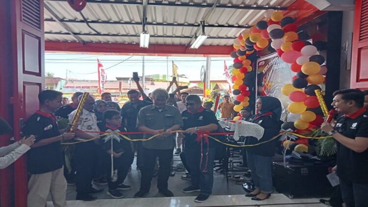 Presiden Direktur Suryayara Rubberindo Industries (SRI) Anang Nilanto dan Direktur PT Hasta Raya Sumbar Herry Alizar meresmikan langsung kantor Ekslusif FDR Outlet (EFO) Padang. (IST)