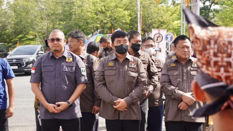 Ketua Federasi Olahraga Karatedo Indonesia (FORKI) Sumbar Andre Rosiade, Senin (3/10/2022) mendampingi Ketua Umum (Ketum) PB FORKI Marsekal TNI (Purn) Hadi Tjahjanto membuka Kejuaraan Nasional (Kejurnas) Karate 2022. (IST)