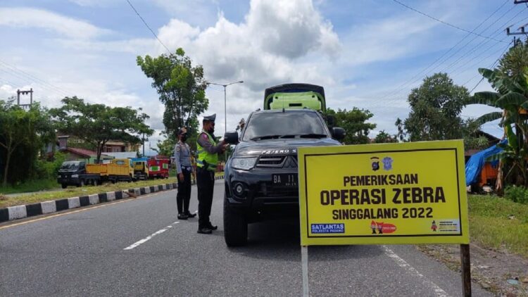 Operasi Zebra Singgalang Dimulai, Polisi di Padang Tilang Puluhan Pengendara 1 Satlantas Polresta Padang mulai menggelar Operasi Zebra Singgalang 2022, Senin (3/10/2022).