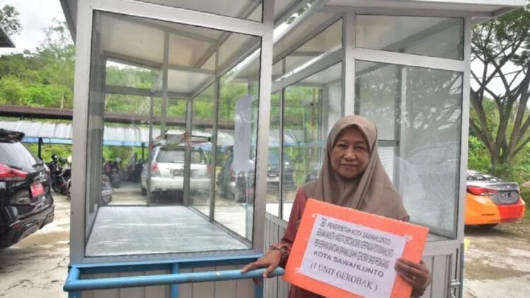 Pemko Sawahlunto Salurkan Bantuan 14 Gerobak untuk Pelaku UKM 1 Seorang pedagang berfoto di depan gerobak bantuan dari Pemkot Sawahlunto, Rabu (5/10/2022). (Antarasumbar/Yudha Ahada)