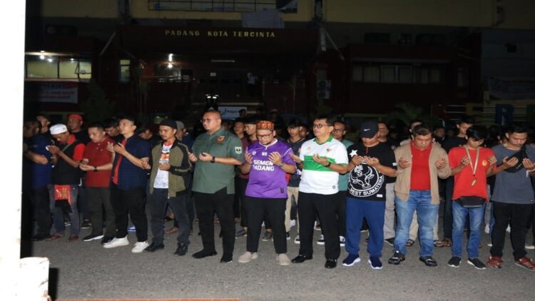 Andre Rosiade dan Ribuan Suporter Shalat Gaib di GHAS untuk Korban Kanjuruhan 1 Penasihat tim Semen Padang FC Andre Rosiade mengikuti shalat gaib bersama ribuan suporter dari berbagai perkumpulan suporter di Kota Padang, Rabu (5/10/2022) malam di GOR H Agus Salim (GHAS) Padang. (IST)