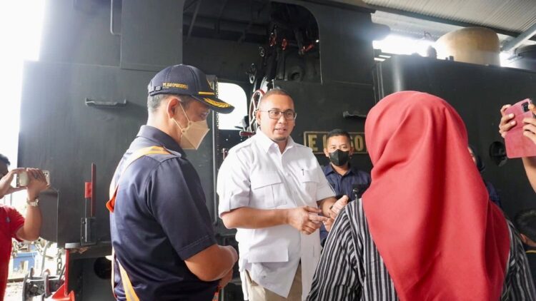 Anggota DPR RI Andre Rosiade meninjau pengerjaan reaktivasi KA Mak Itam di Sawahlunto. (IST)