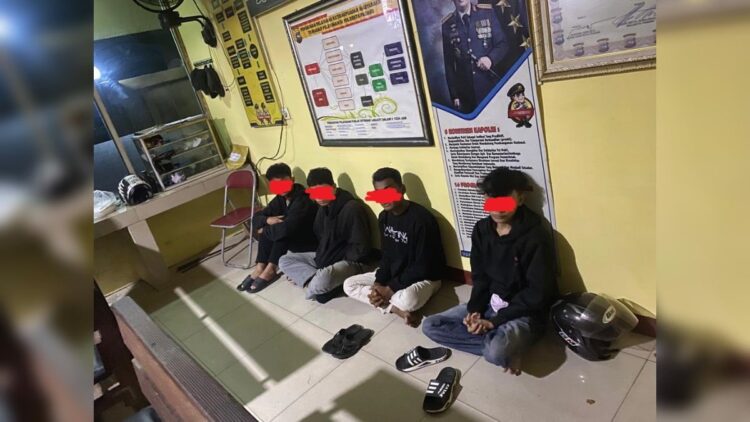 Pemuda ini ditangkap polisi karena membawa senjata tajam. (IST)