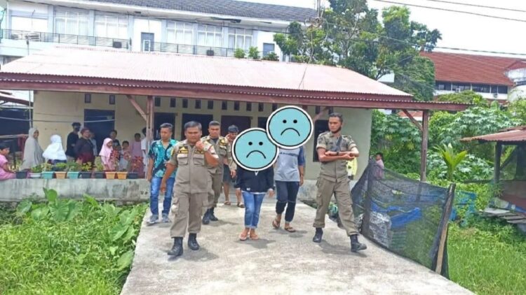 Diduga Berbuat Mesum, Sejoli di Padang Diamankan Warga dari Kamar Indekos 1 Satpol PP Padang mengamankan pasangan diduga mesum di salah satu indekos. (Satpol PP Padang)