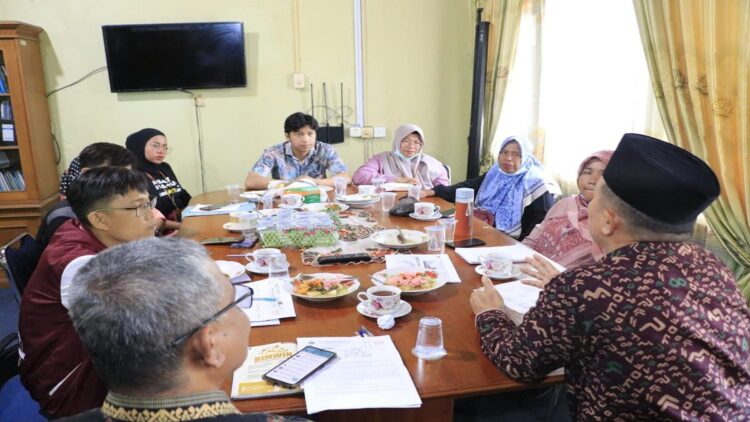 Plh Kanwil Kemenag Sumbar dan jajaran menerima audiensi JAPA Sumbar. (Foto: Humas Kemenag Sumbar)