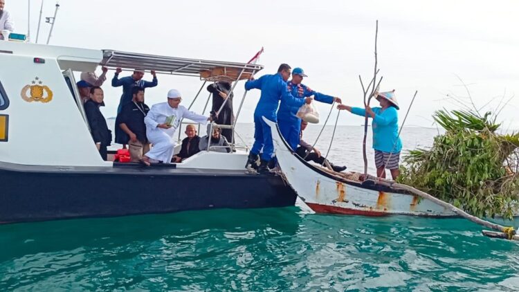 Polairud Polresta Padang bersama UPI Bagikan Ratusan Sembako untuk Nelayan 1 Polairud Polresta Padang bersama UPI membagikan ratusan sembako untuk nelayan. (IST)