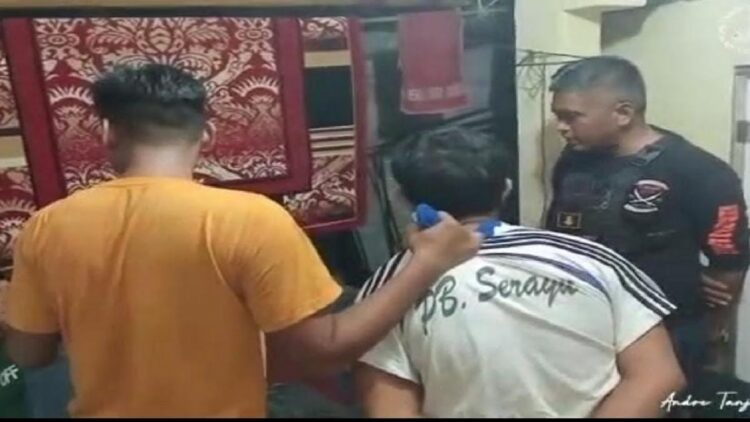 Kanit Reskrim Polsek Bungus Teluk Kabung Iptu Heru Gunawan mengamankan seorang pelaku pencurian di kawasan Depo PT Pertamina. (IST)